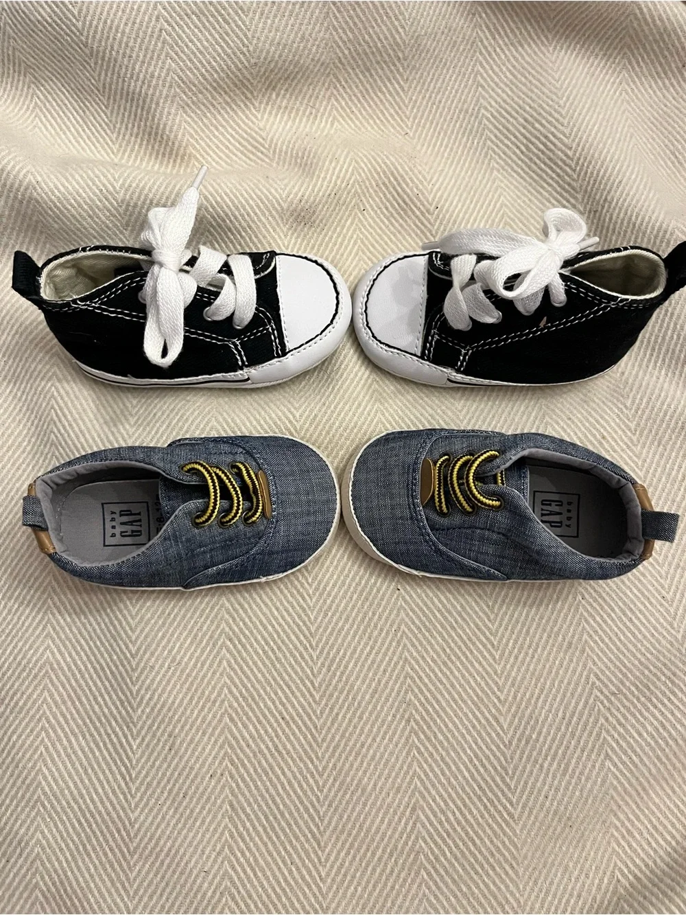 GAP Unisex Baby Crib Blue Fabric LaceUp Sneaker & Blk Converse High top sneakers